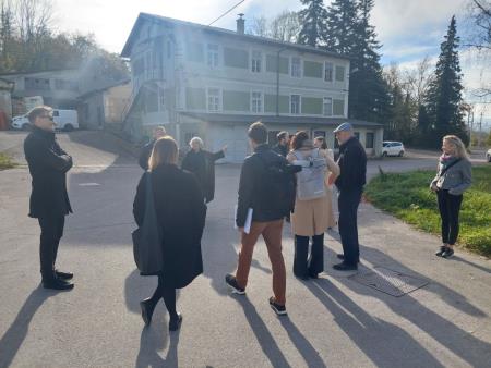 Ocenjevalna komisija med ogledom območja